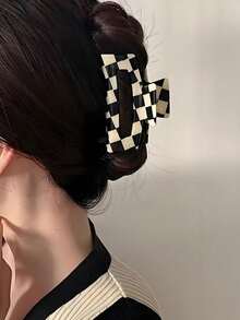 2个装女士棋盘格发夹，复古方形亚克力发爪，高透明亚克力材质，表面光滑，经典黑白棋盘格图案，适合Y2K、复古、甜美风格，强力弹簧和防滑齿设计，可牢固夹住中长发、卷发、浓密头发，沙滩配饰，夏季穿搭。 - 彩色 - 查看 3