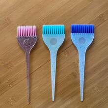 Bộ dụng cụ nhuộm tóc - Bao gồm cọ nhuộm tóc, cọ tạo màu, bộ cọ highlight (để tẩy tóc), cọ highlight (để làm sáng tóc), bộ dụng cụ dặm chân tóc, bộ cọ nhuộm cán kim tuyến, bộ nhuộm pha lê, tô trộn, bảng pha màu, dụng cụ nhuộm và uốn tóc chuyên nghiệp, bộ dụng cụ nhuộm tóc tại nhà. - 1 cọ nhuộm tóc (màu ngẫu nhiên) - Xem 6