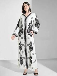 一件黑白印花V领宽松长款休闲阿拉伯风格长袖睡袍，时尚优雅，适合度假穿着。 - 黑色 - 查看 4