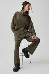 Alo Yoga Alo Suit Up Trouser (Regular) Designed For A Loose Women's Olive Tree W51432r - 卡其色 - 查看 5