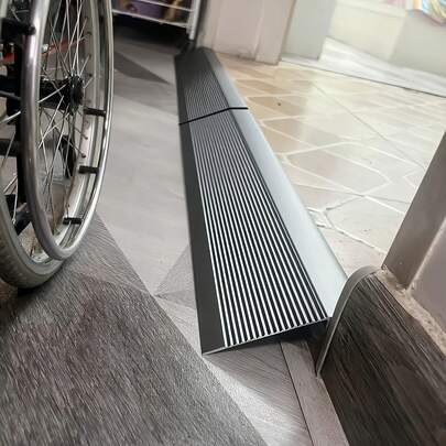 2 piezas Rampa para silla de ruedas de 45 cm (17.72 pulgadas) - Rampa de aleación de aluminio ligera con superficie antideslizante, combinable libremente, adecuada para umbrales, bordillos, uso comercial y residencial - Rampa portátil, accesible para aspiradoras robóticas, material de alta calidad fácil de limpiar, estructura resistente, accesorio para silla de ruedas, acceso conveniente, superficie metálica elegante, rampa de metal duradera, barrera de umbral, diseño compacto