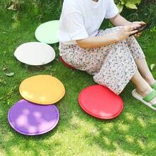 Cojín redondo portátil de 12 pulgadas de colores - Material de poliéster duradero y fácil de limpiar, adecuado para uso en interiores y exteriores, almohadilla multicolor reutilizable para banco del hogar y esterilla de camping al aire libre - Multicolor - Ver 2