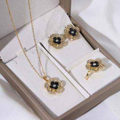1 chiếc vòng cổ mặt dây chuyền hình giọt dầu đen đính kim cương và hoa trà núi - Một bộ trang sức sang trọng nhẹ nhàng, thiết kế độc đáo, đơn giản dành cho phụ nữ. Thích hợp làm quà tặng cho bạn thân hoặc bạn gái. Bộ trang sức gồm ba món.