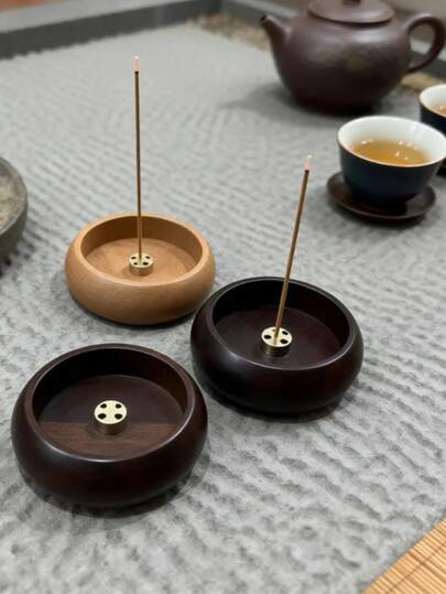 一款小巧简约的木质香炉。便携易用，适合家居、办公室和酒店装饰。也可作为情人节、母亲节、生日和毕业典礼等场合的纪念品。