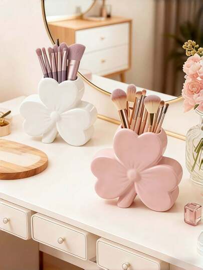 1 hộp đựng cọ trang điểm hình nơ xinh xắn kiêm giá đựng mỹ phẩm. Hộp đựng cọ trang điểm thanh lịch này phù hợp cho các bạn nữ, học sinh và trang trí nhà cửa sáng tạo. Có thể sử dụng khi đi nghỉ mát, đi biển, trong phòng tắm, phòng ngủ và các dịp khác. Dung tích lớn.