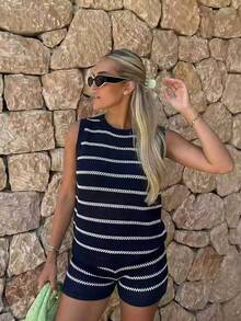 Bộ đồ nữ thời trang kiểu nghỉ mát, phối màu tương phản, kẻ sọc, khoét lỗ, áo crop top và quần short gợi cảm, thích hợp cho mùa hè và xuân. - Màu xanh hải quân - Xem 2