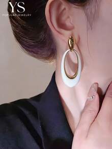 4 paires de boucles d'oreilles dorées avec différents designs comme ours, football, chaussures, flocon de neige. Ensemble de bijoux cadeaux pour les lobes d'oreilles, perles en CCB - 4 paires - Voir 2