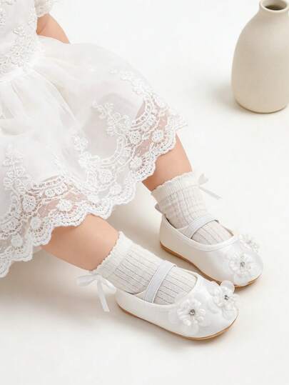 Giày búp bê Mary Jane cho bé gái, kiểu dáng thanh lịch, họa tiết hoa, chất liệu satin mềm mại với chi tiết ngọc trai và đá pha lê, chống trơn trượt, thích hợp cho bé tập đi trong đám cưới, lễ rửa tội, sinh nhật, màu trắng.