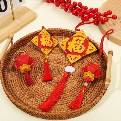 Bộ nguyên liệu tự làm mặt dây chuyền chữ chúc phúc và đèn lồng đỏ kiểu Trung Quốc, bộ đồ thủ công bằng da đã được đục lỗ sẵn dành cho người mới bắt đầu, mặt dây chuyền trang trí tua rua, bùa may mắn, bộ quà tặng móc khóa xe hơi, thích hợp cho Tết Nguyên Đán, trang trí lễ hội và quà tặng (Đây là bộ nguyên liệu, không phải sản phẩm hoàn chỉnh, cần phải khâu tay, vui lòng xem video hướng dẫn chậm rãi trong video hình ảnh chính.)