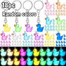 Llaveros de pato mini multicolor; Llaveros de pato de resina; Colgantes de animales lindos - perfectos para regalos navideños y recuerdos de fiesta de cumpleaños - pato que brilla en la oscuridad - Ver 7