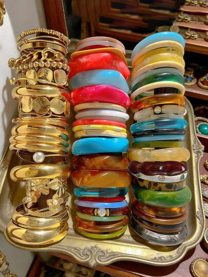 Random 17/12/8/4/1 Pcs Vintage Elegant Bohemian Summer Holiday Daily Geometric Asymmetrical Beige Blue Green Pink Colorful Acrylic Thick Resin Tie Dye Bracelet Set, Carved Textured Gold-Tone Wide Bangle Stacking Jewelry Accessories, Suitable For Women Daily, Beach, Party, Birthday, Y2K Cute Gift (Resin Floral Pattern Random)