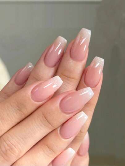 24 móng giả hình thang ngắn, màu trắng nhũ mềm mại, hiệu ứng ombre, nền hồng nude với ánh nhũ trắng sữa chuyển dần, kiểu dáng thanh lịch, phù hợp cho đi làm hàng ngày và hẹn hò.