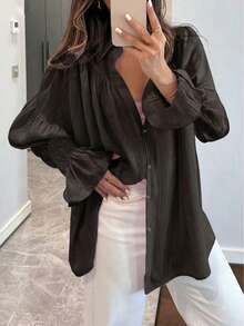 Blusa negra clásica para mujer, mangas de obispo elegantes, puños con volantes, diseño de cuello de camisa convencional, botones delanteros, blusa regular de poliéster. Blusa de poliéster con volantes delanteros y botones de unicolor, casual para primavera/verano - Negro - Ver 4