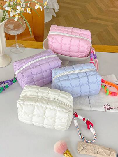 1 Túi đựng mỹ phẩm phồng chần bông màu pastel, khóa kéo, túi đựng mỹ phẩm hình đám mây dễ thương dành cho du lịch và phụ nữ, túi đựng mỹ phẩm màu macaron ánh ngọc trai với lớp phủ bóng, di động, đa chức năng, túi đựng đồ vệ sinh cá nhân/túi đựng mỹ phẩm du lịch dung tích lớn. Phù hợp cho phụ nữ, dùng như ví cầm tay, ví đựng tiền xu, hộp bút học sinh, đựng chìa khóa, son môi, thẻ ID, bút, băng vệ sinh, tiền xu và các vật dụng cần thiết khác. Lý tưởng cho du lịch, cuộc sống ký túc xá sinh viên và cuộc sống hàng ngày.