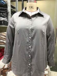 大码女士休闲灰色衬衫，采用柔软舒适、轻盈透气的涤纶面料，略带弹性，尺码宽松，适合春夏穿着，可叠穿或日常、办公、工作、度假等场合。 - 灰色 - 查看 8