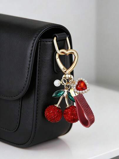 1 Móc Khóa Hình Quả Cherry Thanh Lịch Với Đá Rhinestone & Đá Quý Đỏ – Phụ Kiện Túi Vàng | Mặt Dây Chuyền Quả Cherry Lấp Lánh, Móc Khóa Thời Trang, Móc Khóa Hình Trái Cây Dễ Thương, Trang Trí Túi Lấp Lánh, Chế Tác Tinh Xảo | Phụ Kiện Hoàn Hảo Cho Phụ Nữ & Bé Gái, Lý Tưởng Cho Túi Xách, Ba Lô, Ví, Chìa Khóa Xe | Món Quà Tuyệt Vời Cho Ngày Valentine, Ngày của Mẹ, Sinh Nhật, Tiệc Tùng, Đám Cưới, Lễ Tốt Nghiệp, Giáng Sinh & Sử Dụng Hàng Ngày