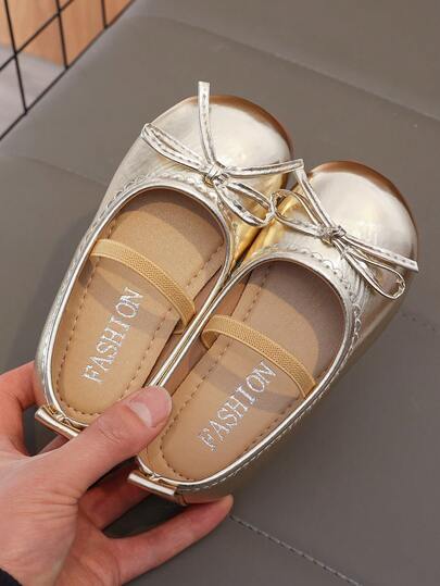 Một đôi giày bệt Mary Jane cho bé gái với nơ kim loại, đế mềm mại thoải mái, thích hợp cho đám cưới, tiệc tùng và sử dụng hàng ngày.