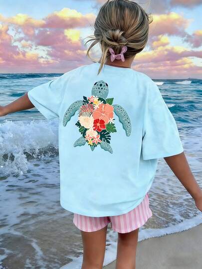 Áo thun trẻ em dễ thương in hình rùa biển nhiệt đới và hoa, áo thun ngắn tay màu xanh nhạt in họa tiết phía sau, thích hợp cho kỳ nghỉ hè.