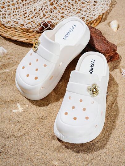  Sandálias ASOFTER 2026 brancas perfuradas, modelo slip-on, com plataforma, sola grossa, antiderrapantes e bico fechado. Decoradas com um urso dourado e strass. Ideais para férias na praia, passeios e uso diário. Perfeitas para o dia a dia, compras e praia.