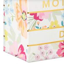 Hallmark - Bolsa de regalo para el día de la madre 33 cm papel de seda diseño de rayas florales pastel con detalles dorados para mamá abuela Nana Nueva madre-108 - raya floral - Ver 4