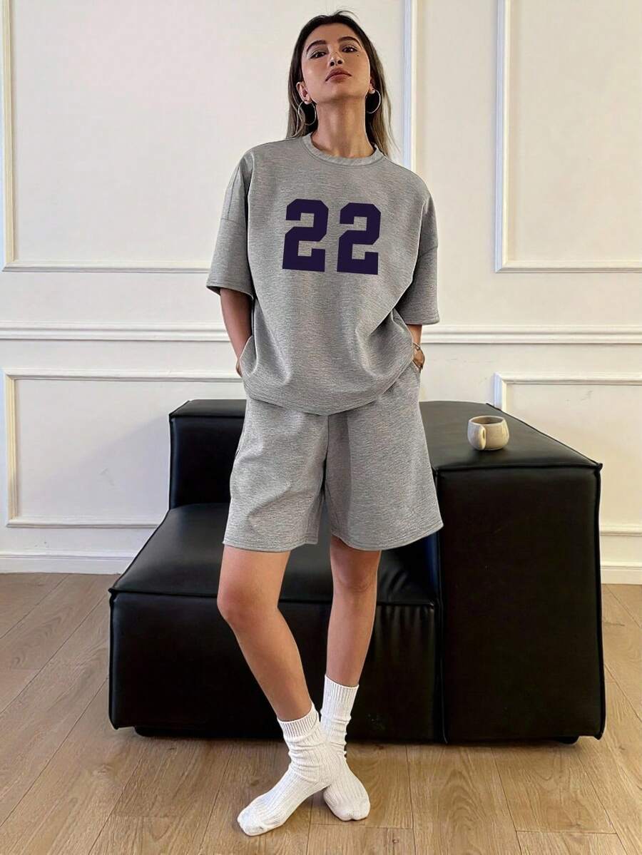 女士两件套，纯色运动短裤搭配数字印花圆领T恤，运动服，适合办公室、居家、街头、春夏、毕业典礼、返校、海滩、度假、约会等场合，学院风优雅设计。