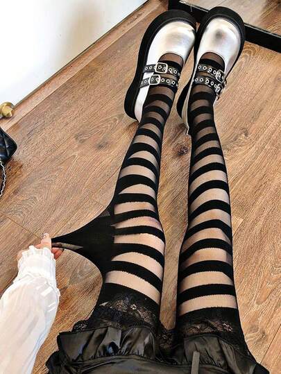 Un collant Lolita noir mignon et sexy avec bandage croisé, convenant à toute occasion telle que les rendez-vous, les fêtes, les vacances, etc.