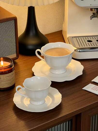 Este juego de taza y platillo de cerámica está hecho de cerámica de alta calidad libre de plomo, adecuado para servir café, té y café árabe. Incluye dos tamaños de taza: 90ml (espresso/café árabe) y 200ml (latte/capuchino), con dimensiones que se ajustan perfectamente a sus necesidades de bebida, ya sea un pequeño café tradicional o una bebida grande diaria. El elegante borde perforado en forma de abanico y el acabado blásico añaden un toque de lujo a su mesa, convirtiéndolo en un regalo ideal para el Ramadán, Eid Al-Fitr, Eid Al-Adha, bodas y otras celebraciones de Oriente Medio.