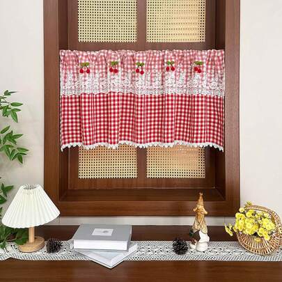 1 chiếc rèm cửa sổ ngắn họa tiết kẻ caro đỏ với hình quả anh đào 3D kiểu nhà nông thôn, thích hợp cho nhà bếp, phòng tắm, phòng ngủ, có khả năng lọc ánh sáng và tạo sự riêng tư, phù hợp với cửa sổ nhỏ có thanh treo rèm kiểu túi.