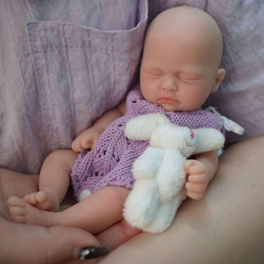 7 Zoll waschbare Ganzkörper-Reborn-Baby-Mädchen-Puppe aus massivem Silikon, mit 3D-realistischer Haut, trägt lila Kleidung, weiche Haptik, geeignet für Kinder ab 3 Jahren, kann als Weihnachts-, Halloween-, Thanksgiving-Geschenk oder Sammlung verwendet werden - Mauve - Übersicht 1
