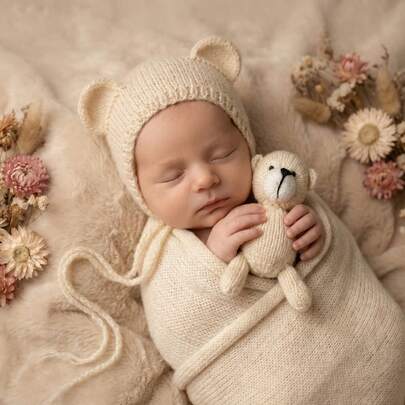 Bộ 2 món đồ ngủ hình gấu đan len cho bé sơ sinh, mềm mại và thân thiện với làn da, thích hợp làm đạo cụ chụp ảnh, chụp ảnh kỷ niệm 100 ngày cho bé, sử dụng tại studio hoặc nhà.