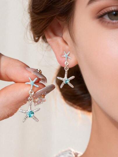 1 paire de boucles d'oreilles délicates et de luxe avec étoile de mer bleue en zircone pour l'été et la plage. Boucles d'oreilles de style vacances avec strass scintillants pour femmes