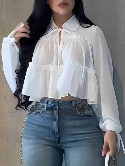 Camisa elegante y casual para mujer, diseño asimétrico, manga farol con lazo en el cuello, tela tejida de unicolor con bajo plisado, elegante para uso diario, citas, vacaciones, primavera/verano en color blanco