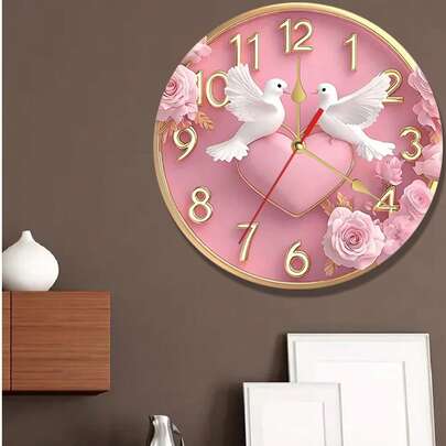 1个粉色圆形挂钟，金色数字，白色鸽子，心形图案和粉色玫瑰，适合装饰客厅、卧室、餐厅、办公室和酒店。