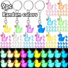Llaveros de pato mini multicolor; Llaveros de pato de resina; Colgantes de animales lindos - perfectos para regalos navideños y recuerdos de fiesta de cumpleaños - pato que brilla en la oscuridad - Ver 9