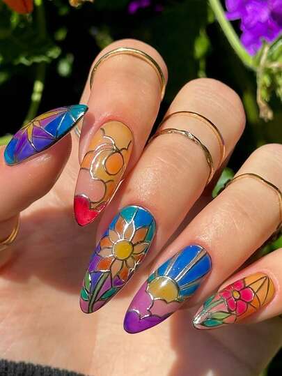 Móng giả dán họa tiết kính màu hoa, bộ 24 móng giả dài vừa phải, đầu nhọn, thiết kế hoa văn kính màu vẽ tay, phối màu táo bạo và phong cách cá tính, hoàn hảo cho kỳ nghỉ, lễ hội âm nhạc và sử dụng hàng ngày, có thể tháo rời và tái sử dụng.