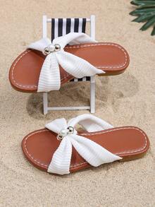 1双欧美夏季新款女童白色交叉蝴蝶结珍珠凉鞋，方头软底防滑，适合女孩日常穿着、海滩和户外活动 - 白色 - 查看 3