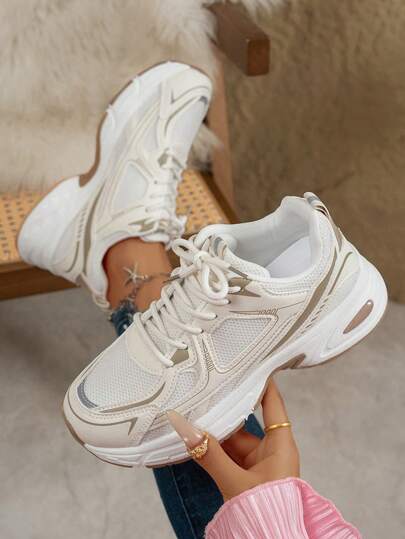 حذاء رياضي نسائي كاجوال جديد لربيع/صيف 2024 بنعل سميك منفذ للهواء وجلد ناعم