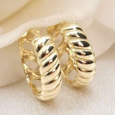 Fashionable And Classic Gold Hoop Earrings, Suitable For Women's Casual Daily Wear, Versatile Jewelry Accessory. An Excellent Choice For Birthday Gifts.