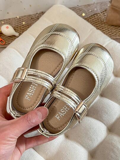 Một đôi giày bệt Mary Jane khóa vàng ánh kim dành cho bé gái, mềm mại và thoải mái, kiểu dáng công chúa ngọt ngào, phù hợp cho biểu diễn, tiệc tùng và mặc hàng ngày.