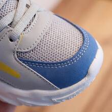 Tenis para Niños y Niñas Zapatillas Deportivas de Malla Transpirable y Piel Sintética con Cierre de  Ajustable Calzado Infantil Casual de Suela Gruesa con Amortiguación Zapatos Deportivos Modernos con Decoración de Letras Estilo de Moda Tenis Ligeros Cómodos Antideslizantes Resistentes al Desgaste - Azul - Ver 6