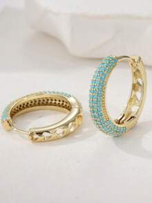 Đôi bông tai này toát lên vẻ thanh lịch và sang trọng, đậm chất nghỉ dưỡng. Bề mặt được khảm đá ngọc lam nhân tạo, tạo nên vẻ ngoài tinh tế và sang trọng như trang sức. Phù hợp để đeo hàng ngày cũng như trong các kỳ nghỉ, đây là một lựa chọn quà tặng tuyệt vời. - Màu xanh lam - Xem 2