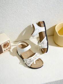 3-12岁女童夏季畅销白色蕾丝蝴蝶结软木凉鞋。奶油色蕾丝层叠搭配缎带蝴蝶结，珍珠点缀，柔软软木鞋垫搭配防滑橡胶鞋底，优雅公主风。夏季公主户外鞋！ - 白色 - 查看 4