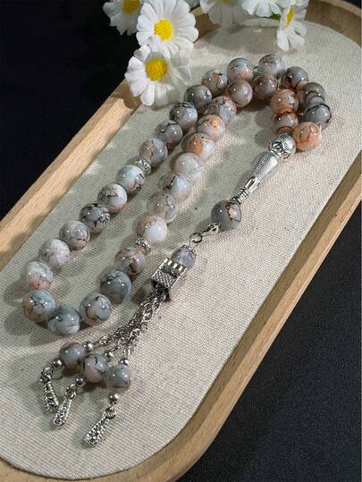 1串精美穆斯林念珠，简约耐用，是理想的礼拜用品，也是节日馈赠佳品。