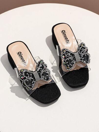 Dép đế xuồng thời trang cỡ lớn màu đen cho bé gái, chất liệu da nhung mềm mại kết hợp với nơ đôi đính đá nhiều màu sắc lấp lánh, mũi vuông, gót dày chắc chắn, thiết kế liền khối, kiểu dáng công chúa bohemian dễ thương, thích hợp cho bé gái từ 3-12 tuổi đi học, đi chơi hàng ngày, dự tiệc, dã ngoại, bộ sưu tập xuân/hè mới về.