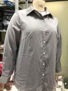 大码女士休闲灰色衬衫，采用柔软舒适、轻盈透气的涤纶面料，略带弹性，尺码宽松，适合春夏穿着，可叠穿或日常、办公、工作、度假等场合。 - 灰色 - 查看 9