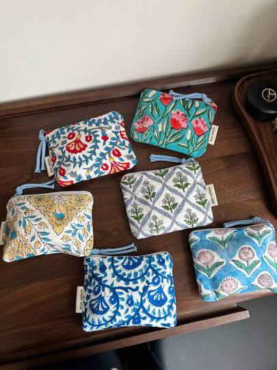 1 Túi đựng mỹ phẩm họa tiết hoa, chất liệu vải mềm, túi đựng đồ trang điểm, túi chăm sóc da, túi đựng đồ vệ sinh cá nhân, túi đựng đồ du lịch nhẹ, túi đựng son môi, túi trang điểm in hoa cổ điển, túi đựng đồ vệ sinh cá nhân hình vuông có khóa kéo, ví đựng tiền xu thời trang cho nữ, ví đựng tiền xu xách tay, túi đựng thẻ, túi đựng đồ đa năng, đồ dùng cần thiết khi đi du lịch, đồ dùng cần thiết khi ở ký túc xá.