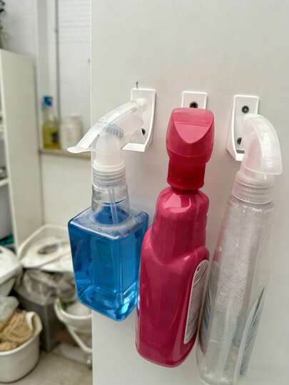 1个喷雾瓶架，多功能挂架，壁挂式喷雾瓶架，专为墙面收纳和橱窗展示而设计，易于安装，适用于厨房和浴室清洁瓶收纳，塑料材质。