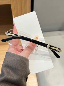 一副女士方形无框复古时尚透明镜片眼镜，金属装饰镜腿，适合日常佩戴、通勤，是送给女朋友的理想情人节礼物 - 銀色 - 查看 5