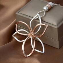 Long Hollowed-Out Flower Pendant Necklaces, The Perfect Choice For Ladies' Sweater Outfits. - Main Color - View 4