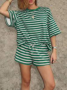 Conjunto de 2 piezas a rayas, camiseta holgada de hombros descubiertos + pantalones cortos con cordón, elegante conjunto casual a juego de estilo retro americano Y2K para vacaciones de verano - Verde - Ver 3